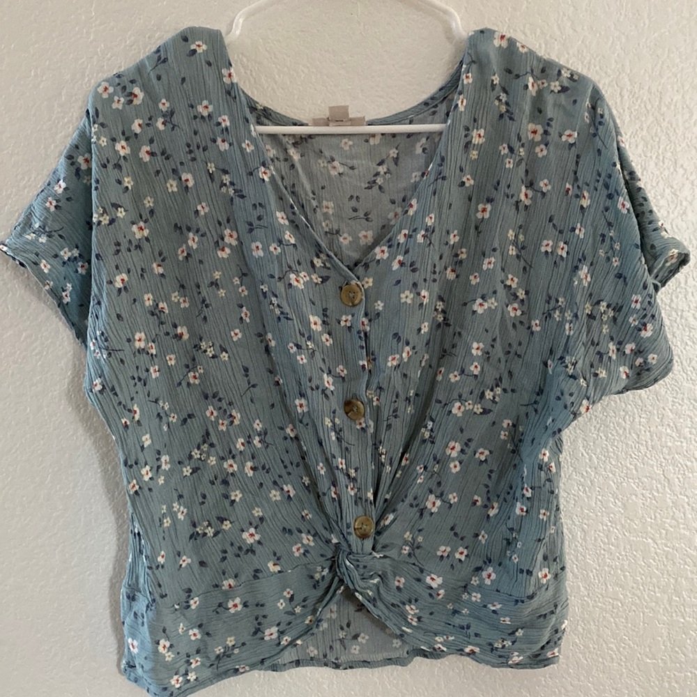 So brand top, cute floral pattern, size M